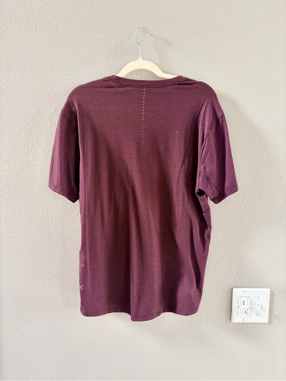Men’s Large Lululemon Maroon Short Sleeve Performance Tee - Picture 3 of 5